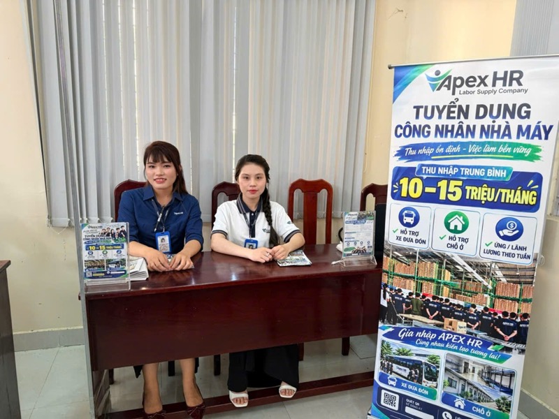 Nhân viên APEX HR tại bàn tư vấn phiên việc làm xã Gia Thuận, Đồng Tháp