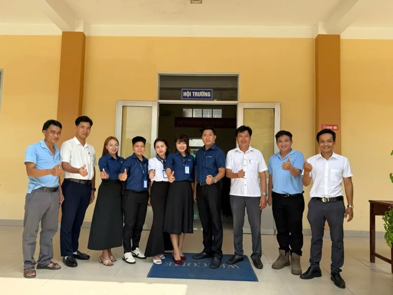 Đoàn đại biểu chụp hình lưu niệm tại phiên giao dịch việc làm xã Gia Thuận