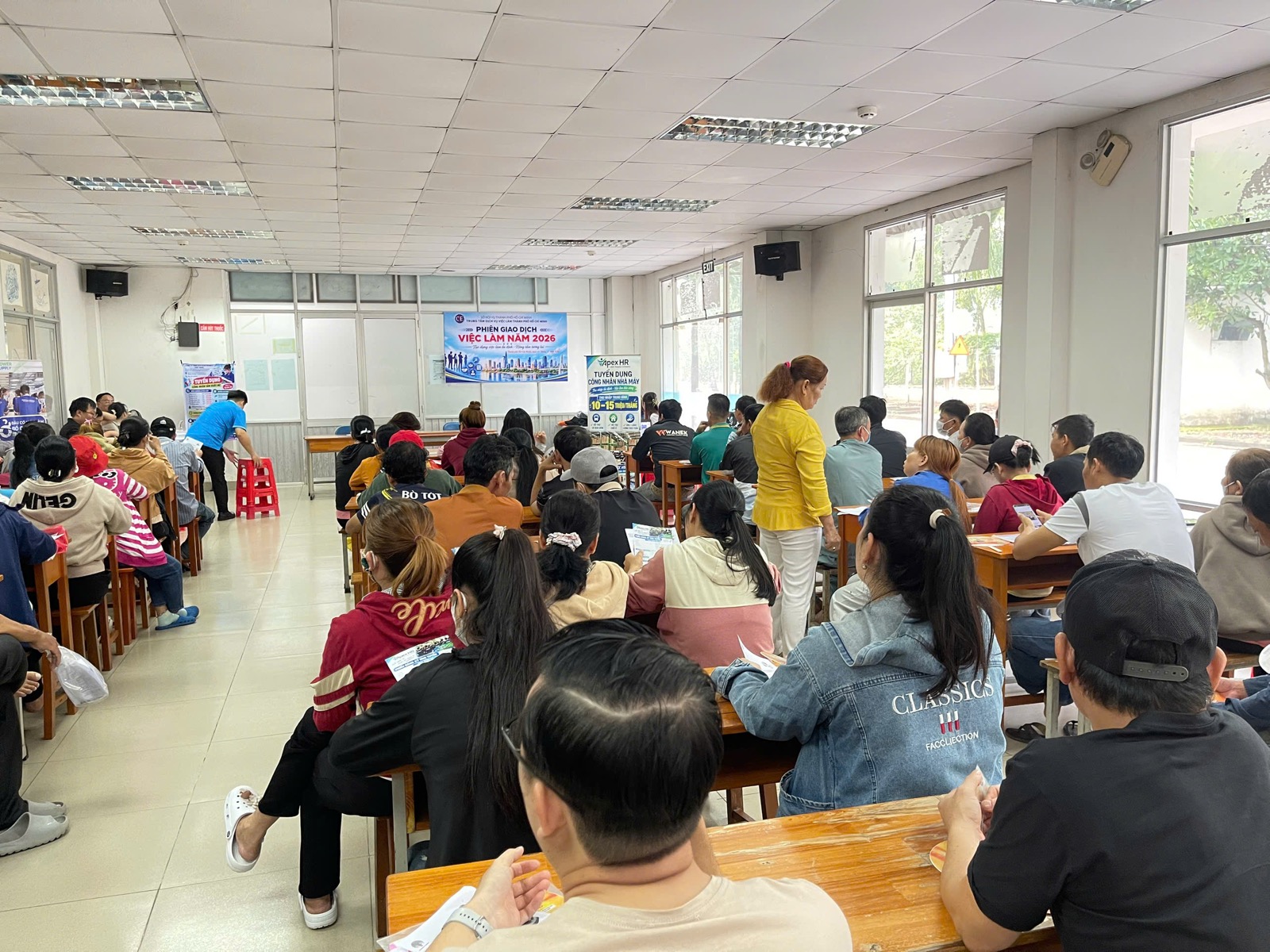 Toàn cảnh phiên giao dịch việc làm do APEX HR phối hợp cùng Sở Nội vụ TP.HCM tổ chức tại phường Hòa Lợi