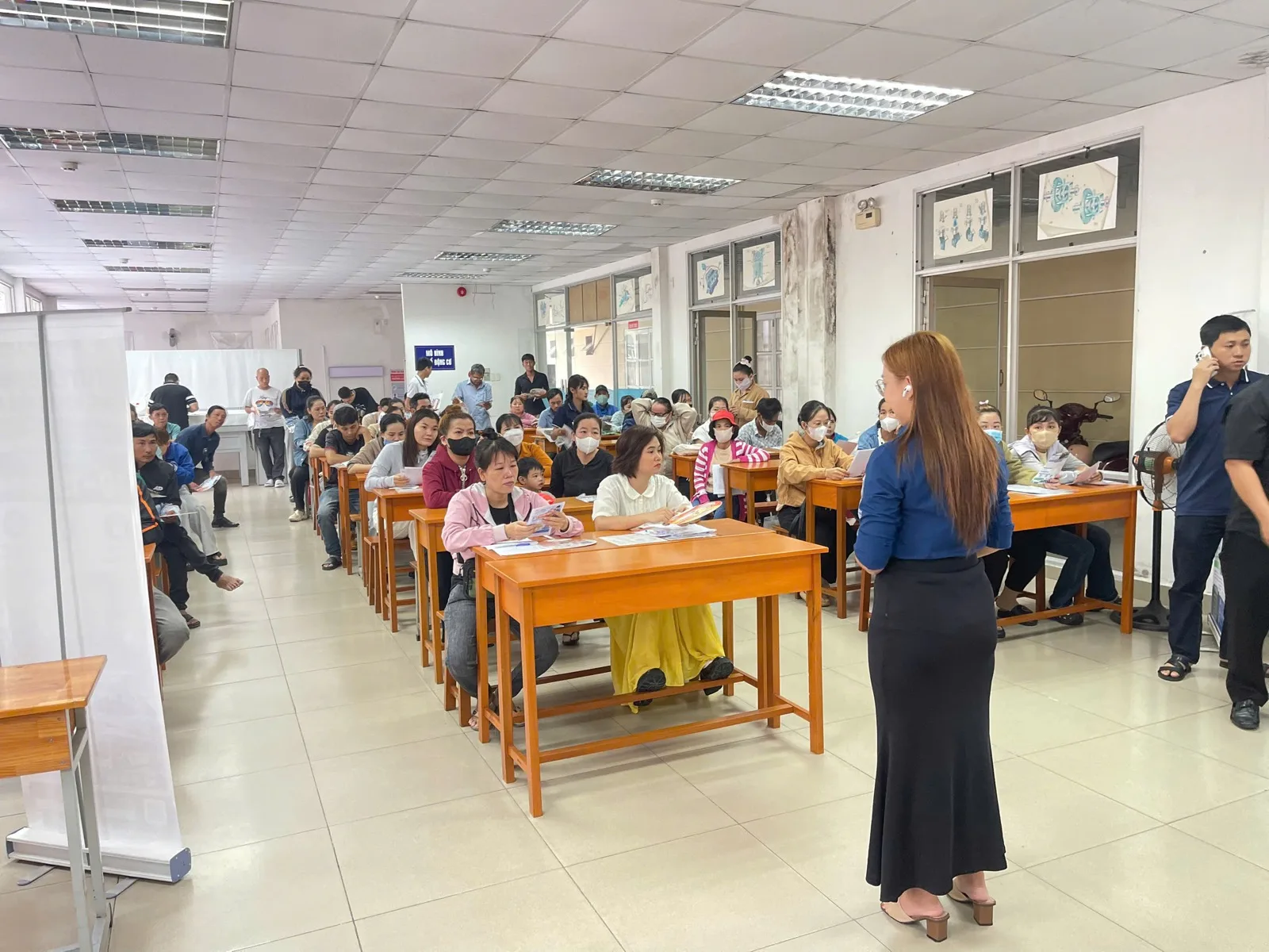 Đại diện ban tổ chức phổ biến thông tin tuyển dụng và quyền lợi người lao động