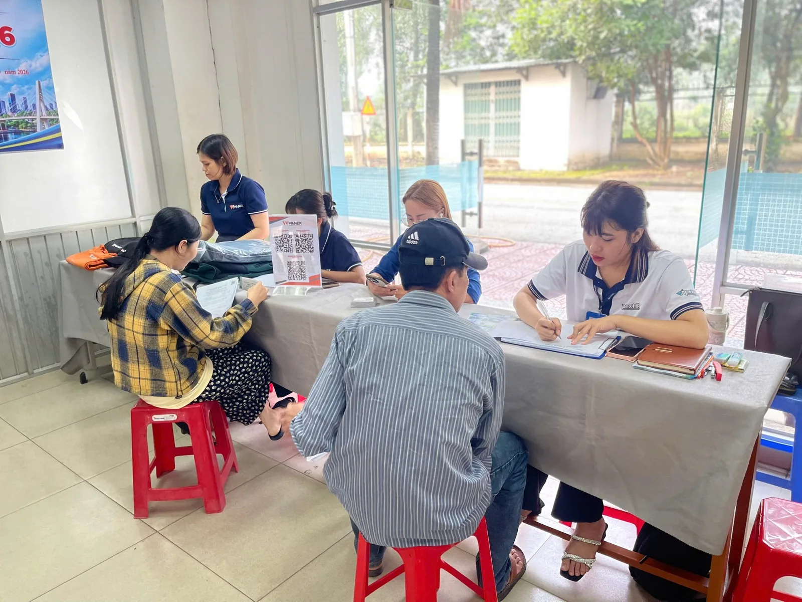 Chuyên viên APEX HR tư vấn trực tiếp cho người lao động tại phường Hòa Lợi