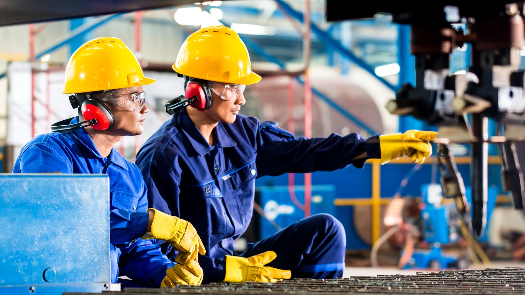Kỹ sư và công nhân vận hành máy móc sản xuất trong nhà máy - Cung ứng lao động APEX HR